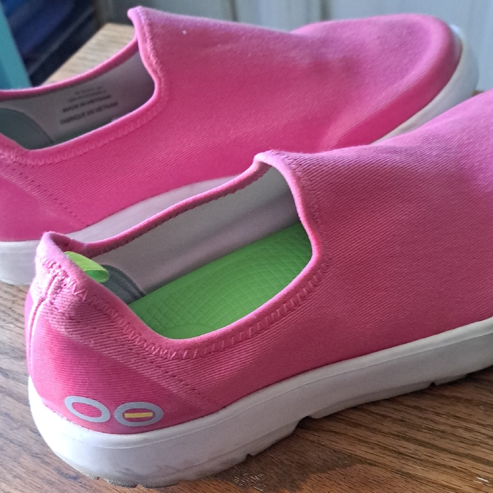 OOFOS - Women’s Oomg EeZee Low Shoe Size 9